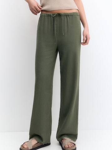 Pull&Bear Regular Trousers in Green: front