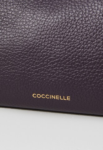 Coccinelle Schultertasche 'Aura' in Lila