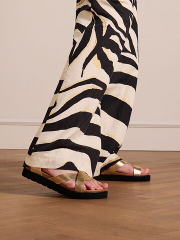 MANFIELD Teenslipper in Goud