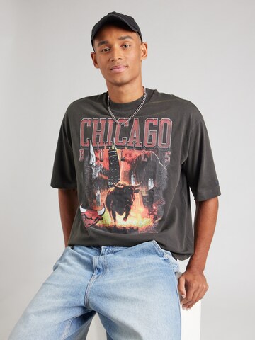 Tricou 'NBA CHIBUL' de la NEW ERA pe gri: față