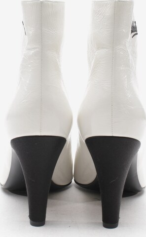 CHANEL Dress Boots in 41 in White