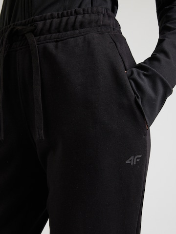 Tapered Pantaloni sportivi di 4F in nero