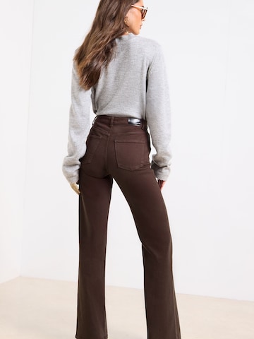 Lipsy - Perna larga Calças de ganga em castanho