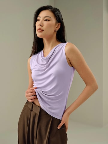 Top 'Seidenjersey Ärmelloses Top mit Wasserfallausschnitt' di Lilysilk in lilla