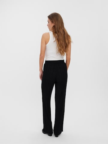 Regular Pantaloni 'CARI' de la VERO MODA pe negru