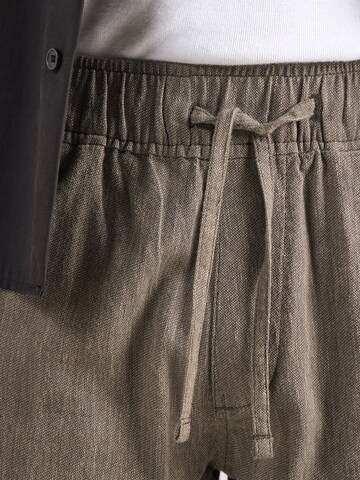 Abercrombie & Fitch Normalny krój Spodnie w kolorze zielony