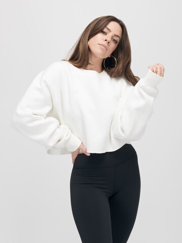 ABOUT YOU x VIAM StudioSweater majica 'BRITNEY' - bijela boja: prednji dio