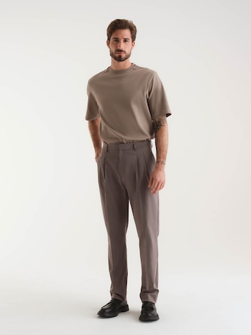 Regular Pantalon à pince 'Armin' ABOUT YOU x Kevin Trapp en beige