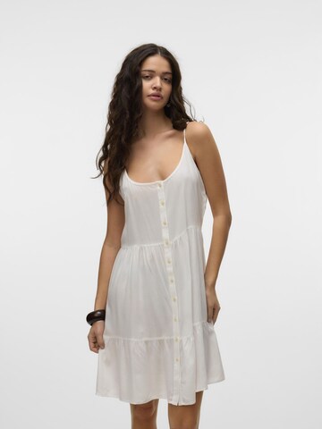 Robe-chemise 'VMBumpy' VERO MODA en blanc : devant