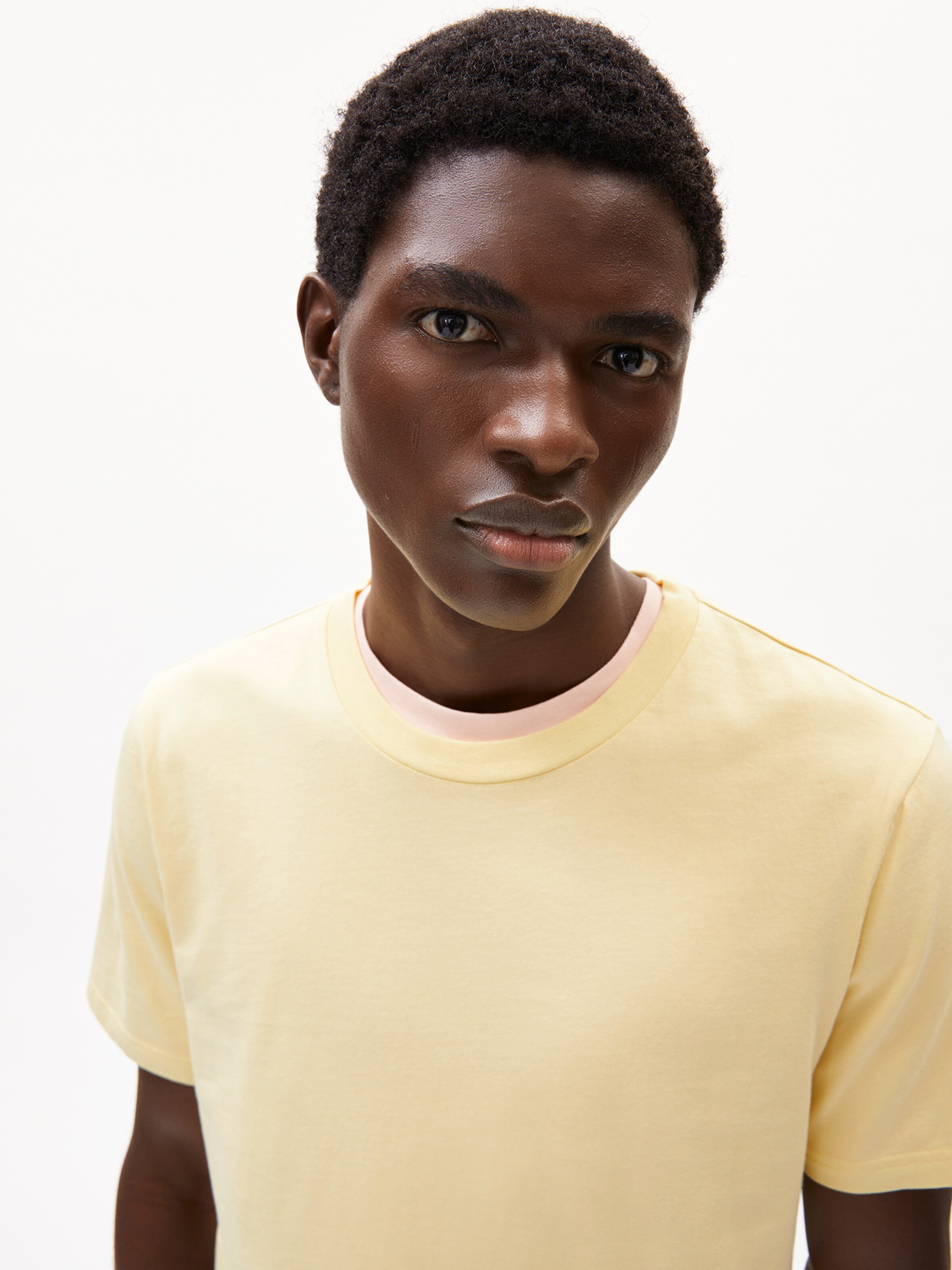 Coupe regular T-Shirt ' JAAMES ' ARMEDANGELS en jaune