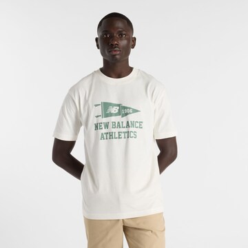 T-Shirt 'Varsity Pennant' new balance en blanc : devant