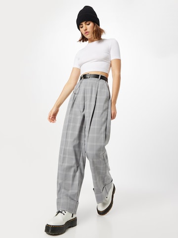 Wide leg Pantaloni con pieghe 'Adalina' di Gina Tricot in grigio