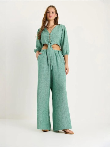 Completo pantalone di Bianco Lucci in verde: frontale