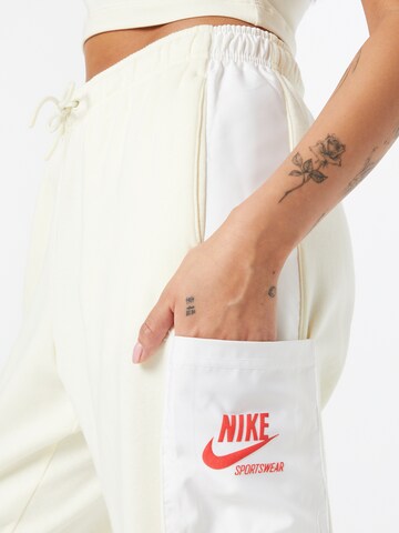 Tapered Pantaloni de la Nike Sportswear pe alb