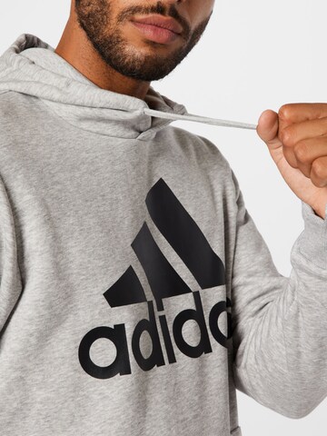 ADIDAS SPORTSWEAR - Camiseta deportiva 'Essentials Fleece Big Logo' en gris