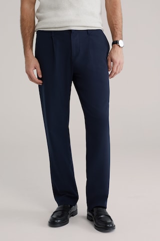 WE Fashion Regular Pleat-front trousers in Blue: front