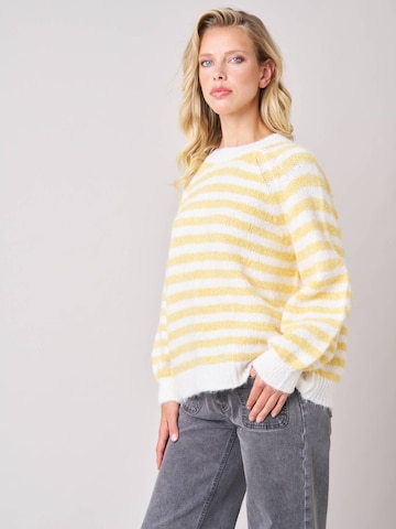 Deeluxe Sweater in Yellow