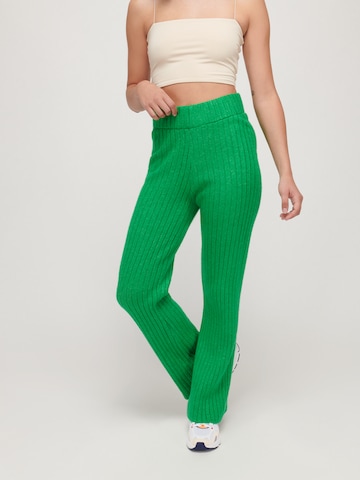 Evazați Pantaloni 'COMFY' de la UNFOLLOWED x ABOUT YOU pe verde: față