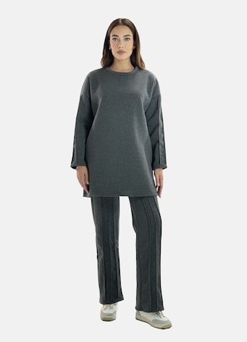 Abito da casa di Elara in grigio: frontale