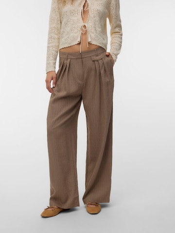 VERO MODA - Pierna ancha Pantalón plisado 'VMPolly' en marrón: frente