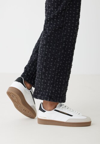 BRITISH KNIGHTS Sneaker low ' REVIVAL ' i hvid: forside