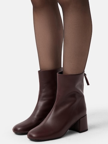 L37 HANDMADE SHOES - Botas pelo tornozelo 'A LONELY PLACE TO BE' em vermelho: frente