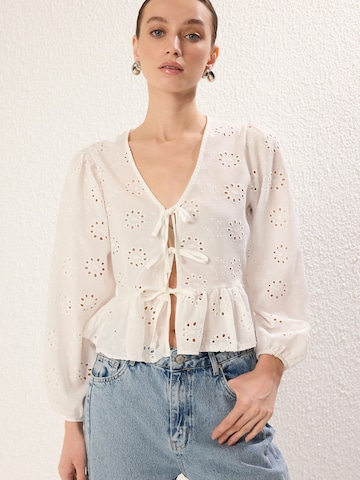 Trendyol Blouse in White: front