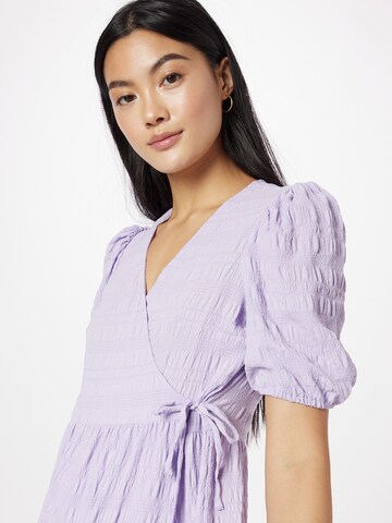 Monki - Vestido em roxo