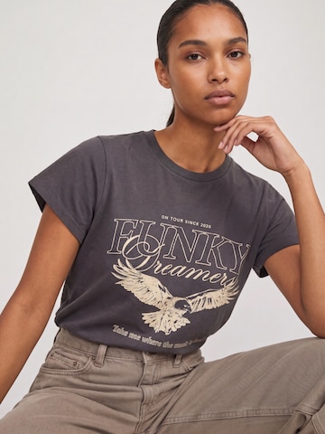 Tricou 'JXASTRID' de la JJXX pe gri