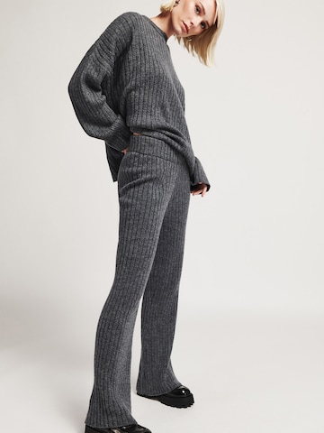 Regular Pantalon 'Comfy' UNFOLLOWED x ABOUT YOU en gris : devant