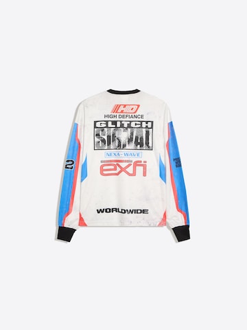 Bershka Majica 'RACING WINDOWS' | bela barva