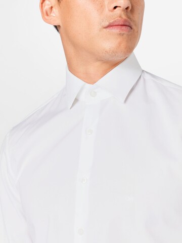 Slim fit Camicia business di Calvin Klein in bianco