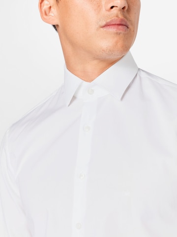 Calvin Klein - Ajuste estrecho Camisa de negocios en blanco