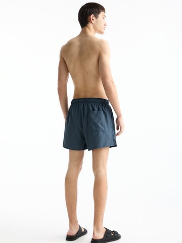 Pull&Bear Badeshorts in Grau