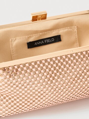 Anna Field Κλατς σε χρυσό