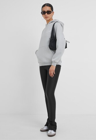 Felpa 'Lost Flowers' di Miss Tee in grigio