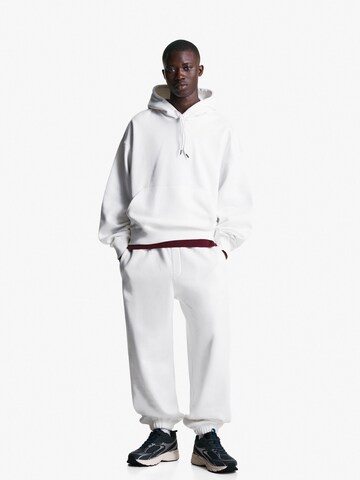 Tapered Pantaloni de la Bershka pe alb: față