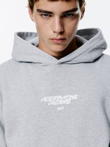 Pull&BearSweater majica 'MANZANA STWD' - siva boja