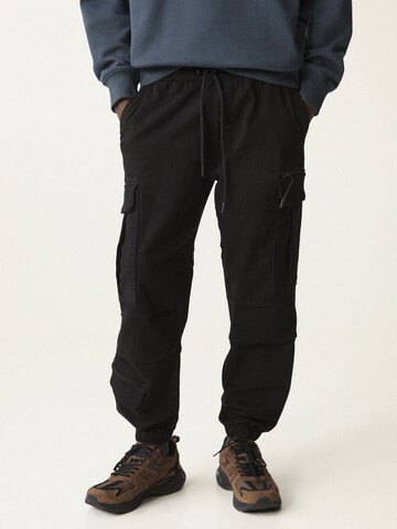 Pull&Bear Tapered Cargo trousers in Black: front