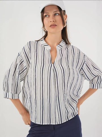 Bigdart - Blusa em azul: frente