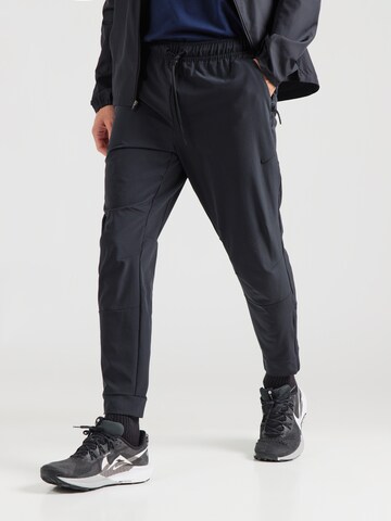 Effilé Pantalon de sport 'Unlimited' NIKE en noir : devant