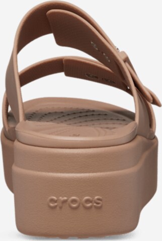 Crocs Klapki 'Brooklyn ' w kolorze brązowy