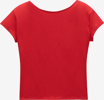 Pull&Bear Тениска в червено: отпред