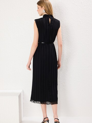 Trendyol Koktejl obleka | črna barva