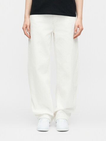 Barrel Jeans de la Calvin Klein Jeans pe alb: față
