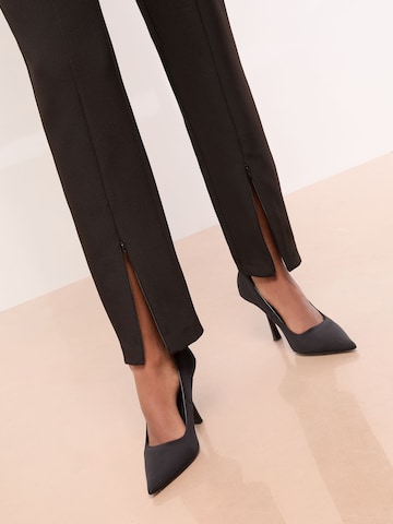 regular Pantaloni con pieghe di Lipsy in nero