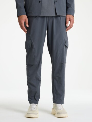 Loosefit Pantalon fonctionnel 'Trace Pro' CHASIN' en gris : devant