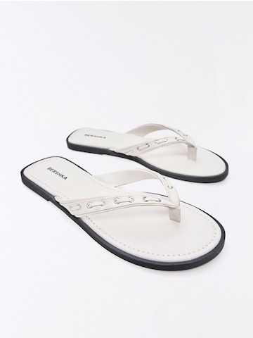 Flip-flops de la Bershka pe alb