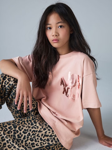 Tricou 'Orlando' de la smALLSAINTS pe roz