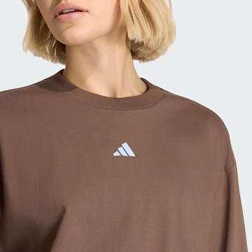 ADIDAS SPORTSWEAR - Camiseta funcional '3 Stripes Studio' en marrón